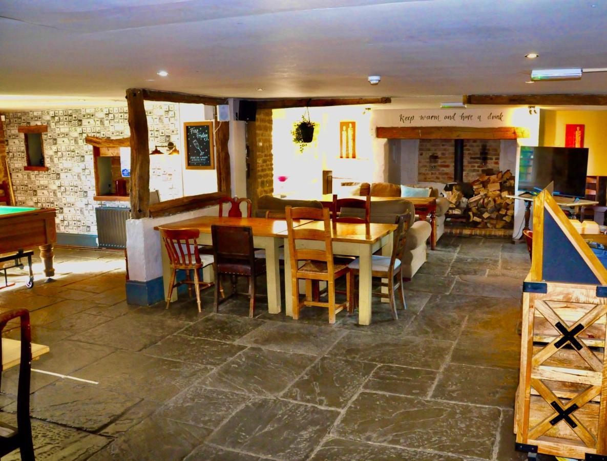 The Hollybush Inn And B&B Priors Marston エクステリア 写真